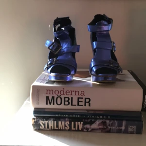  - Snygga klackar från asos i metallic blå. Nästan oanvända. 

Köparen betalar eventuell frakt