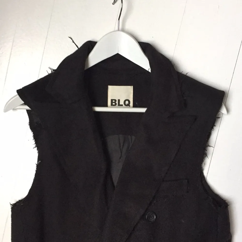 Long, black vest. Bought ripped and torn from Nasty Gal, only worn twice. . Jackor.