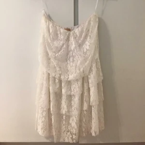  - Fin vit klänning från Nelly.com (OBS ser finare ut på) 