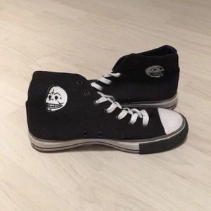  - Svarta Cheap Monday "Converse" med logga på insidan. Använda en gång, nyskick. Finns att hämta i Stockholms området. 