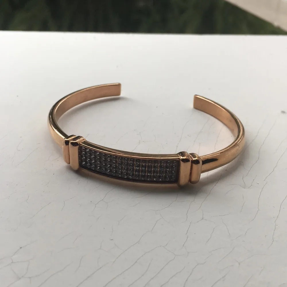 Fint armband från DYRBERG/KERN, inköpt för 900kr endast använd 1 gång och är i nyskick. . Accessoarer.