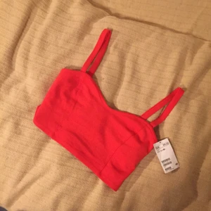  - Jättefin topp från H&M Divided - helt oanvänd med lappen kvar, Nypris 99 kr! Sjukt cool rygg. Kan mötas upp i Stockholm eller Uppsala samt posta (köparen står för frakten) :) tar emot swish! 