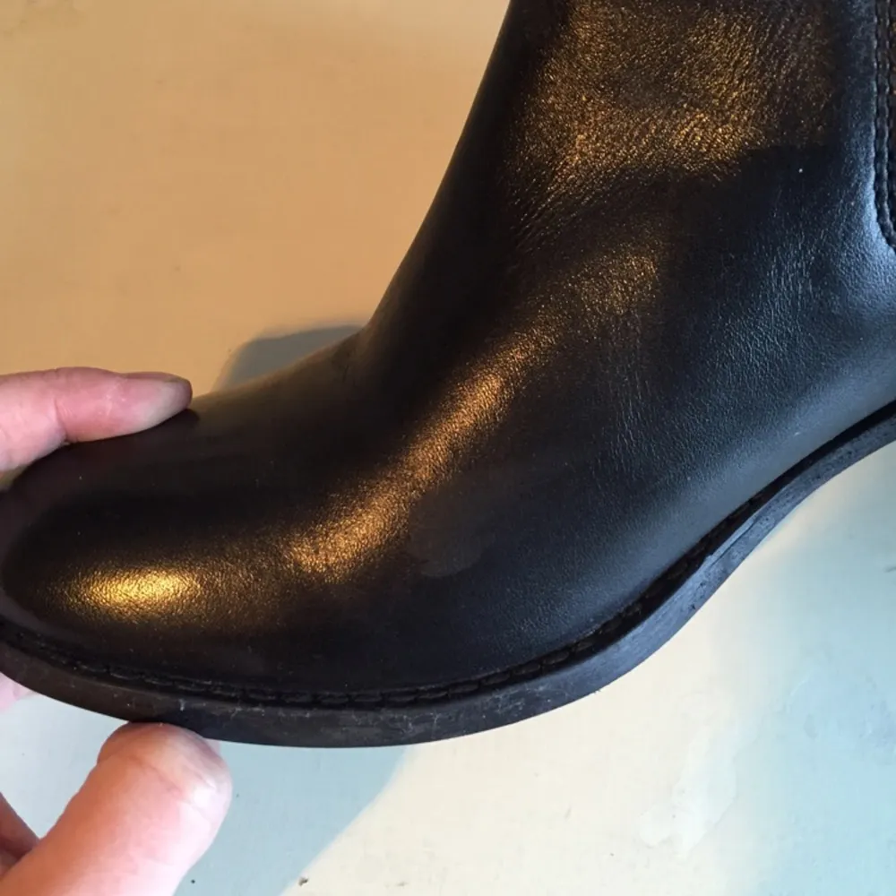 Boots i äkta läder, använda endast 1 gång. Har dock en liten defekt på insidan av foten (se den sista bilden), men denna syns knappt. Nypris 1000 kr. Skor.