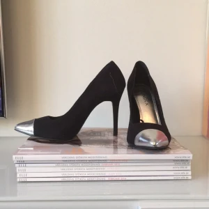  - Svarta pumps men silvertå från Lindex.  Köparen betalar eventuell frakt