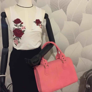  - Oanvänd Pieces snygg väska.