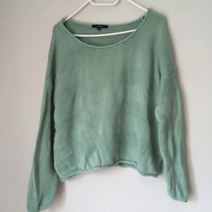  - Mintgrön stickad tröja från Lindex. 