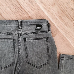  - Snygga Dr Denim jeans i grått i modell Kissy. Liten reva på en ögla (vid märket) men knappt synligt. Storlek XS. 