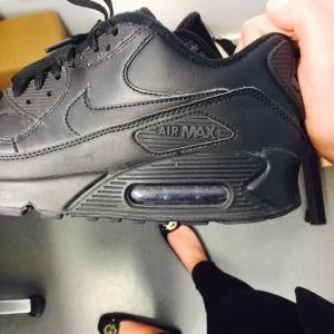  - Nike air Max 90 i läder, använd kanske tio gånger på ett år. Passar bättre på någon som verkligen klär i dom! :))  betalning via swish eller bankkonto. Frakt tillkommer men kan bjudas på vid snabb affär.