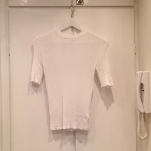 - Fin ribbad vit topp från hm trend