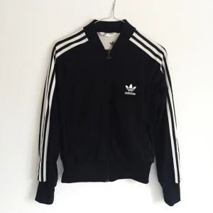  - Klassisk Adidaströja 👕 Förutom den lilla förslitningsskadan (se bild 3) på högra fickan är den i gott skick. Passar även dig som är en 36a. Frakt 49kr. Tar gärna emot svisch! 