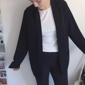  - Blazer från Åhléns egna märke Å. Den har ett fint fall och ser lyxig ut. Material 97% polyester 3%spandex. Vilket ger tyget en struktur. Fördelen är att den blir inte skrynklig och väldigt tålig! Passar även en XS. Frakt 49kr. Har svisch! 