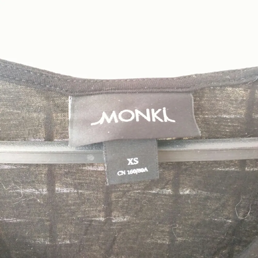 Långklänning från Monki med längre tyg baktill
Passar storlek XS-S. Klänningar.