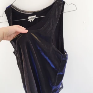  - Coolt linne i nät som skiftar färg i svart, guld och blått! 💎🎉 Svårt att fånga skiftningarna/färgerna på bild så på en av bilderna har jag ett svart linne innanför som ej hör till. Frakt 35kr. Jag har svisch! ✨