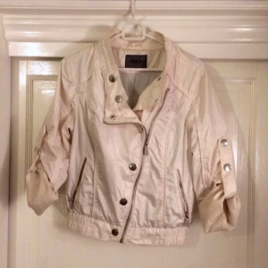  - Tunn jacka från ONLY som kan användas som ytterplagg eller istället för en tjocktröja. Man kan knäppa upp knapparna så den blir långärmad 🌼 Är ljust benvit i färgen. Skickas, köparen står för frakten 💌