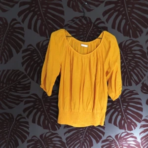  - Senapsgul blus, aldrig använd 