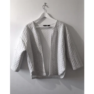  - Jättefin tröja, den är mjuk men ser ut att ha en "stel" passform med volym mot kroppen. 