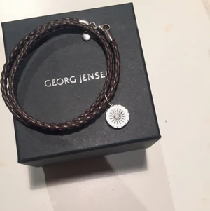  - Läderarmband med silverdetaljer från Georg Jensen, kollektionen "Daisy". Använt max 5 ggr, ursprungligt pris: 1125 sek