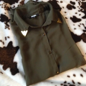  - Grön genomskinlig skjortans guld dekorer i strl XS men passar även en S 