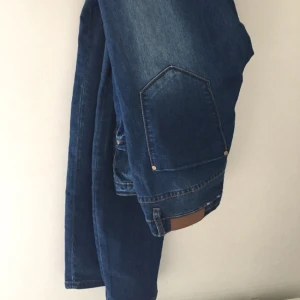  - Mörkblåa jeans från Rut&Circle, aldrig använda men säljs pga fel storlek. Väldigt tighta men annars jättefina :)