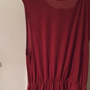  - Rostbrun långklänning, strl. S, H&M Använd en gång, säljes pga inte min stil! Väldigt vacker, mjukt tyg!  Kan mötas upp i Stockholmsområdet elr skicka! :)   