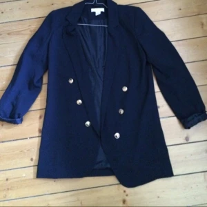  - Mörkblå kavaj från H&M använd en gång.