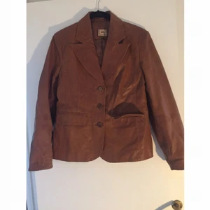  - Sjukt cool skinnkavaj (äkta) från Joy. Knappt använd. Kan mötas upp i Stockholm eller Uppsala, samt posta (köparen står för frakten)! :) 