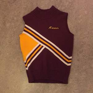 Cheerleader vintage vest i vinröd gul och vit!