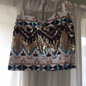  - Oanvänd paljettkjol med alla tags kvar. Perfekt till sommarfesten.
