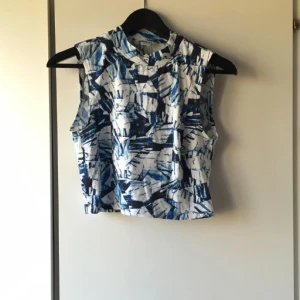  - Polo crop top från MONKI! Köparen står för frakten! Tar även emot betalning via swish!