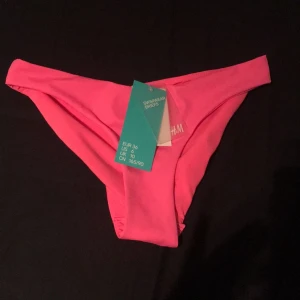  - Oanvänd bikiniunderdel i rosa. Alla lappar sitter kvar. Strl 36, säljes pga dubletter.