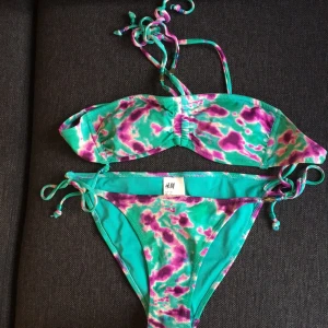  - Bandeaubikini från H&M. Överdel i stl 34 (fodrade kupor) och underdel i stl 36. 