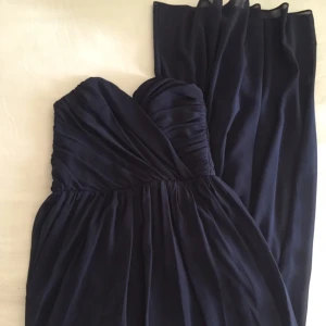  - Marinblå långklänning från Asos. Använd på ett bröllop men så gott som ny. 
Jag bjuder på frakten.