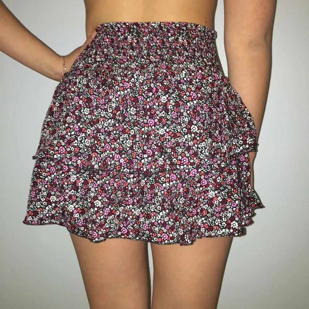 Söt kjol med färgglada blommor, använd fåtal gånger! Den är från H&M i storlek 36, jätteskönt material. Kjolar.