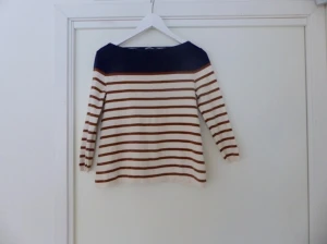  - Randig tröja från COS. 