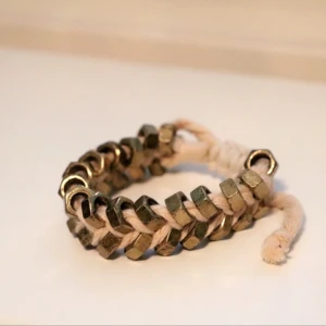  - Helt ny armband som jag aldrig använt, köpt från bikbok Kan mötas upp vid T-centralen 