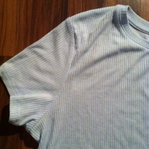  - 🌀Baby/pastellblå ribbad crop top 🌀

• Storlek: Medium 
• Märke: H&M Divided 
• Material: 65% polyester 35% Viskos 
• Skick: Endast provad, nyskick
• Övrigt: Inga skavanker 
• Frakt: 14kr