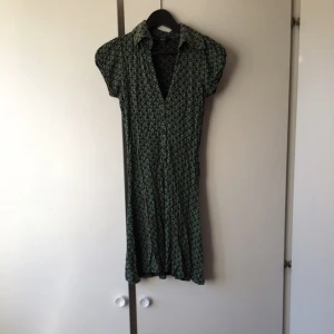  - Gammal Grön klänning från Cubus! Köpt på myrorna! Aldrig använd pga för liten! 