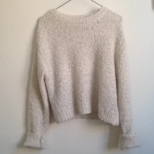  - Vit, lurvig tröja från weekday. Sparsamt använd.