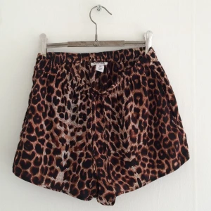 - Tunna härliga shorts. Resår och snöre i midjan. Så härliga men jag har inte använt dom på år och dar.
