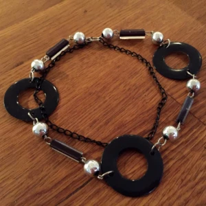 Armband -  Kan mötas upp vid T-centralen  Kan skicka via post, 10kr på frakt 