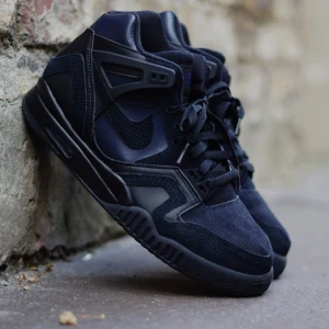  - 
Riktigt feta Air tech challenge High-tops från Nike. Säljer dom eftersom jag inte fått ut så mycket användning som jag tänkt mig och önskar att någon annan kan rocka dom istället. Köpte dom för 1200kr och dom är använda  3 ggr. Låda ingår.