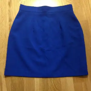 40-50- tals kjol från lorday. Super snygg. Använd fåtal gånger. Går inte över knäna.