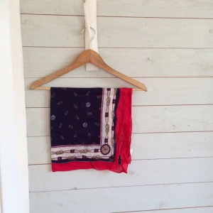  - Fin fyrkantig sjal! Mycket bra skick. 
Lite båt-känsla i designen. 