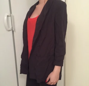  - Kavaj/ blazer i skönt lite "fladdrigt" material. Storlek S, men tror den är tänkt som aningen over-size då den känns lite större. Supersnygg till jeansshorts!