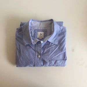  - Randig skjorta från Boomerang stl 34
Modell: Charlotta
100% bomull 
Finns i Stockholm 