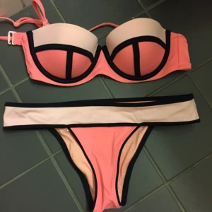  - Ombloggad bikini i triangla-inspiration från Victorias secret i aprikosfärg. Fick den som present och säljer pga fel storlek för mig, tyvärr!! Hade så gärna haft den då den är urläcker :) 