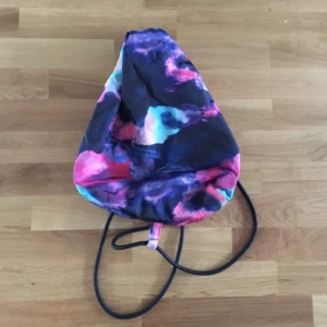  - Snygg gympapåse från Monki i superfint mönster!! Helt ny med lapp kvar😀🙌🏼✨💕

Eventuell frakt betalas av köparen❣️❣️