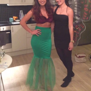  - Säljer min arieldräkt. "Fenan" är uppsydd hos en sömmerska och "snäckskalen" är en glittrig lila bh i typ plysch. Tror det är 75C. Har knutit banden så det är halterneck. Fler bilder kan skickas vid efterfrågan. 