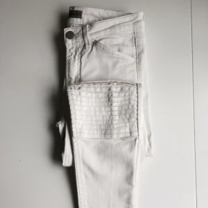 - Jeans från Filippa K i str XS. Färgen är offwhite.  Det finns inga fläckar eller andra defekter på dem. Köptes för 1300 kr. Jeansen är vi väldigt fint skick. 