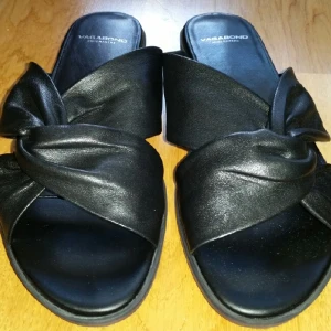  - Nya Vagabond flats i svart mjukt skinn. Säljes p.g.a. för små för mig. Små 39:or, snarare 38,5.    Material: Getskinn     Ordinarie pris : 750 sek